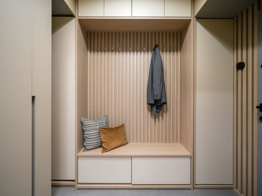 Wnętrze przedpokoju z funkcjonalnym przechowywaniem